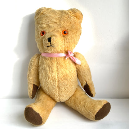 A charming teddy from the 1950s with the sweetest, innocent expression — made by Wendy Boston. あどけない表情が魅力的な、1950年代頃のウェンディ・ボストンのテディベアです。