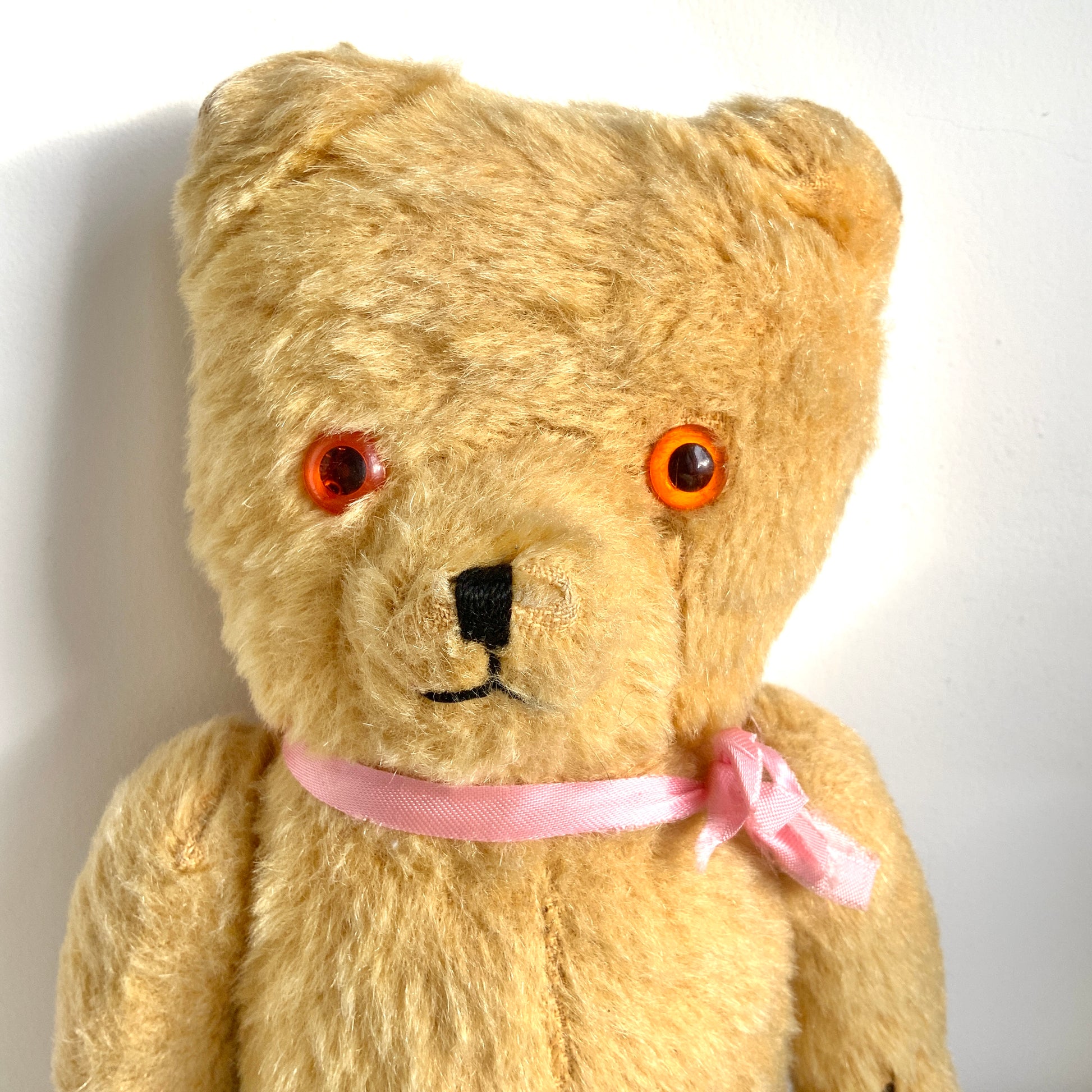 A charming teddy from the 1950s with the sweetest, innocent expression — made by Wendy Boston. あどけない表情が魅力的な、1950年代頃のウェンディ・ボストンのテディベアです。