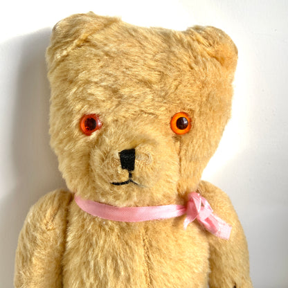 A charming teddy from the 1950s with the sweetest, innocent expression — made by Wendy Boston. あどけない表情が魅力的な、1950年代頃のウェンディ・ボストンのテディベアです。