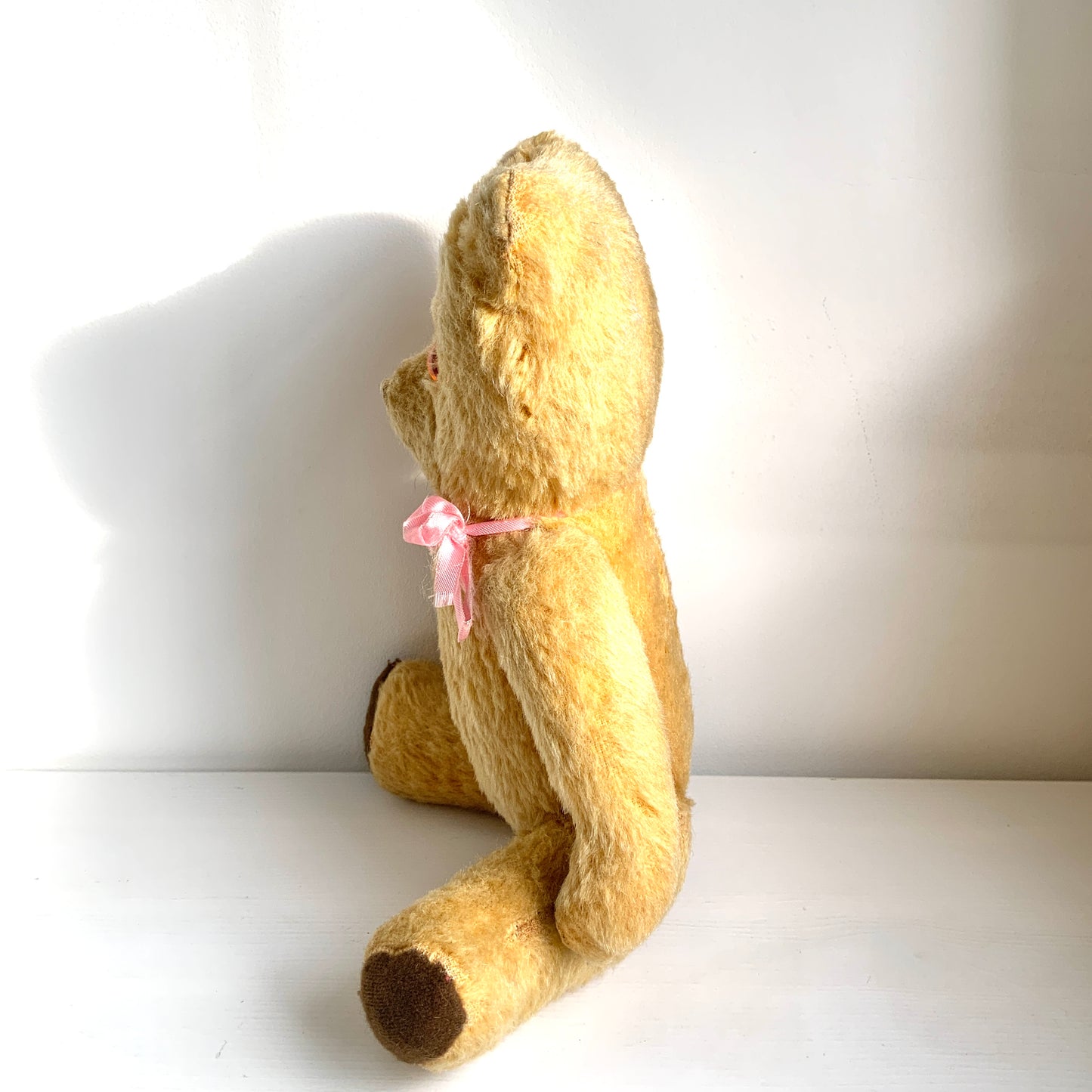 A charming teddy from the 1950s with the sweetest, innocent expression — made by Wendy Boston. あどけない表情が魅力的な、1950年代頃のウェンディ・ボストンのテディベアです。