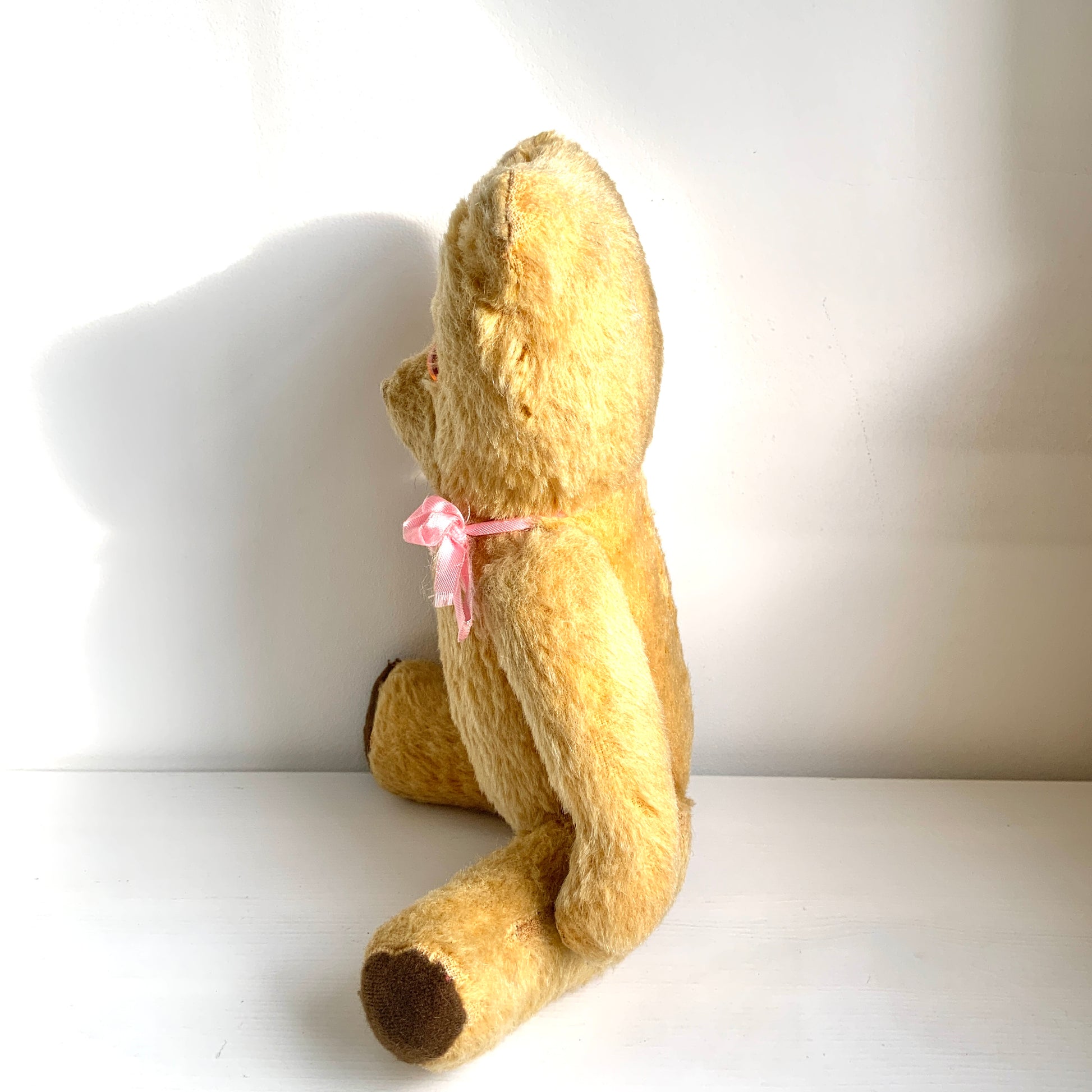 A charming teddy from the 1950s with the sweetest, innocent expression — made by Wendy Boston. あどけない表情が魅力的な、1950年代頃のウェンディ・ボストンのテディベアです。