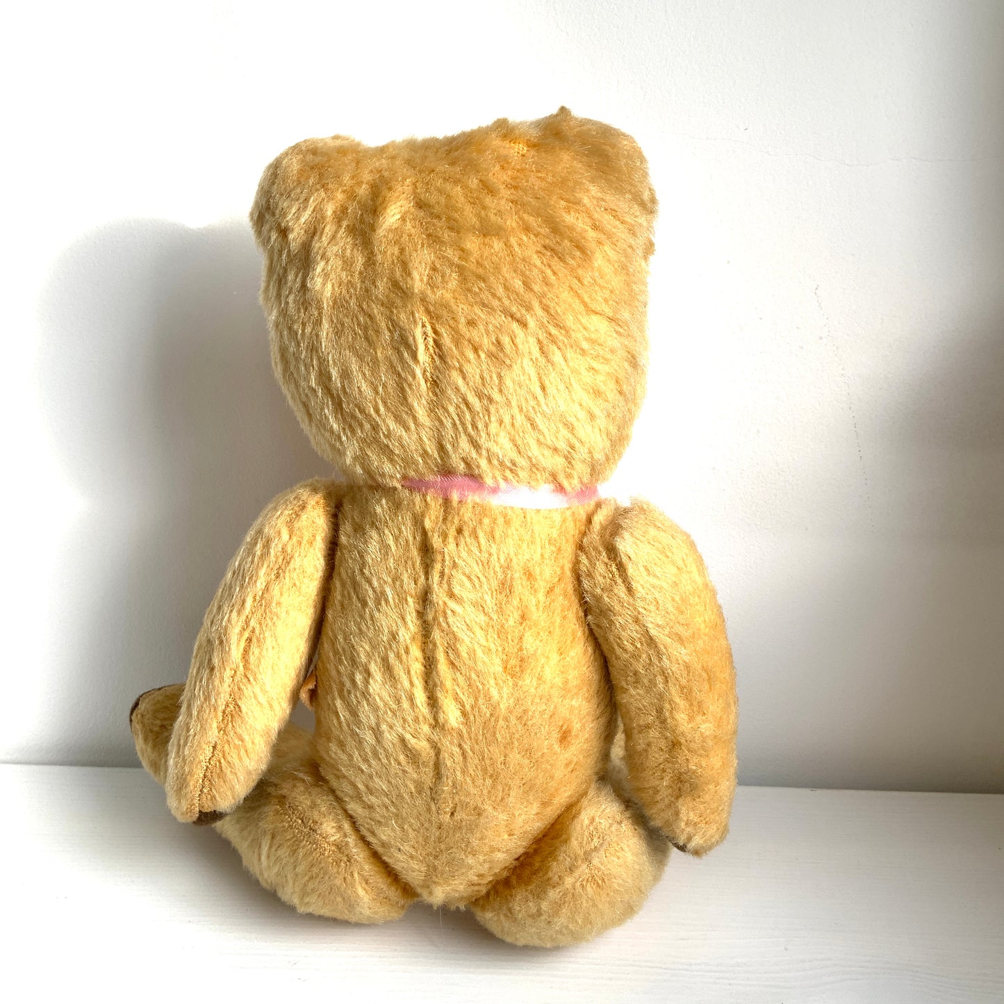 A charming teddy from the 1950s with the sweetest, innocent expression — made by Wendy Boston. あどけない表情が魅力的な、1950年代頃のウェンディ・ボストンのテディベアです。