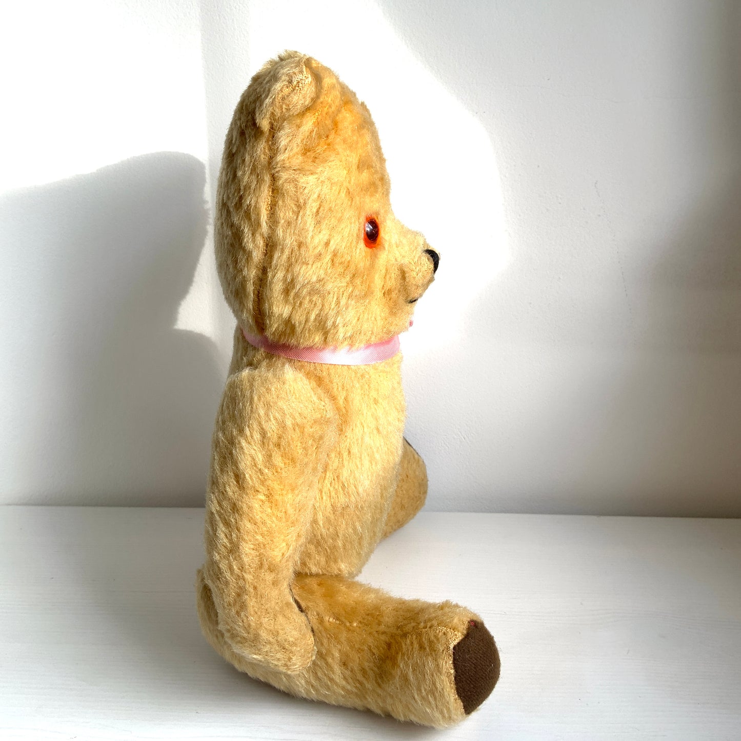 A charming teddy from the 1950s with the sweetest, innocent expression — made by Wendy Boston. あどけない表情が魅力的な、1950年代頃のウェンディ・ボストンのテディベアです。