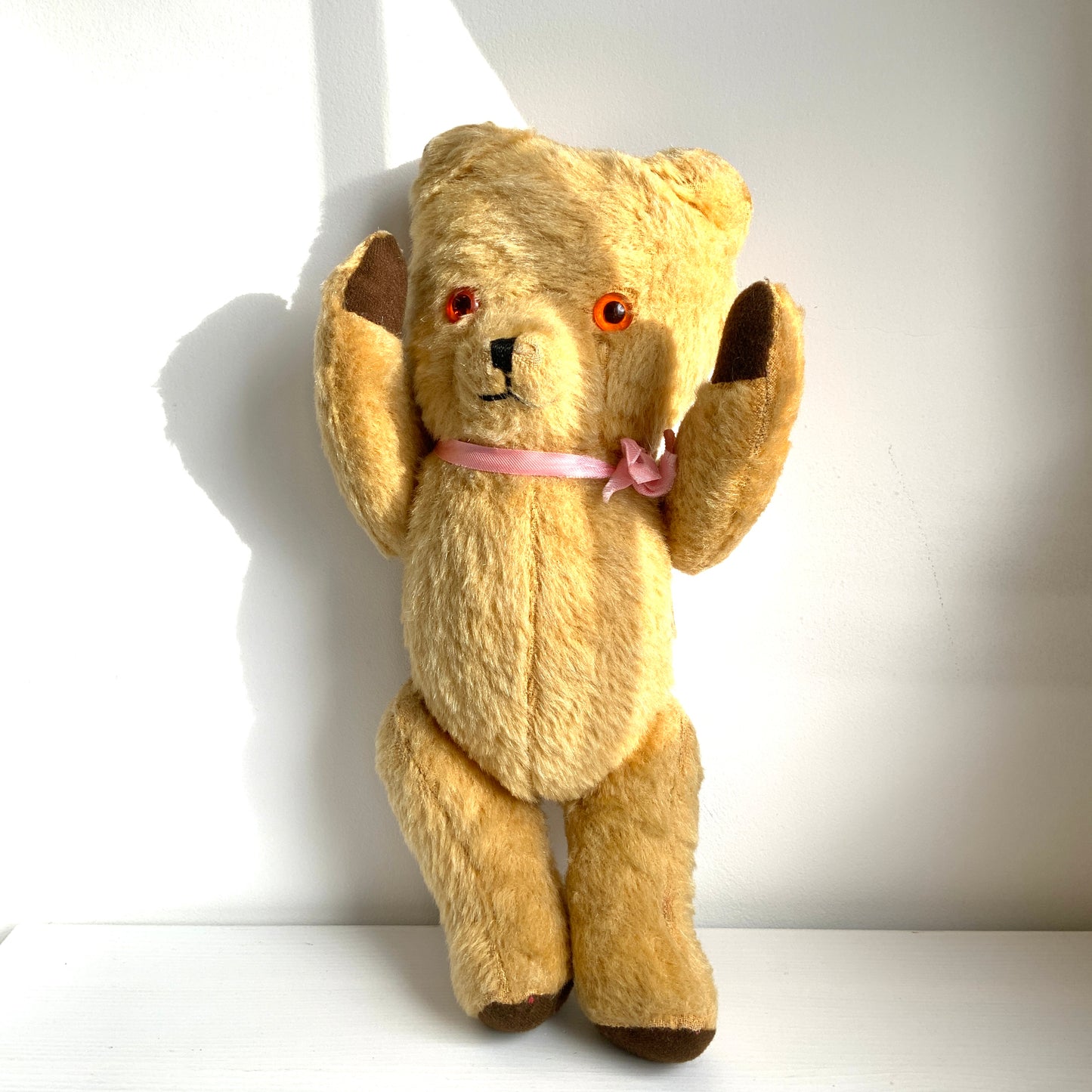 A charming teddy from the 1950s with the sweetest, innocent expression — made by Wendy Boston. あどけない表情が魅力的な、1950年代頃のウェンディ・ボストンのテディベアです。