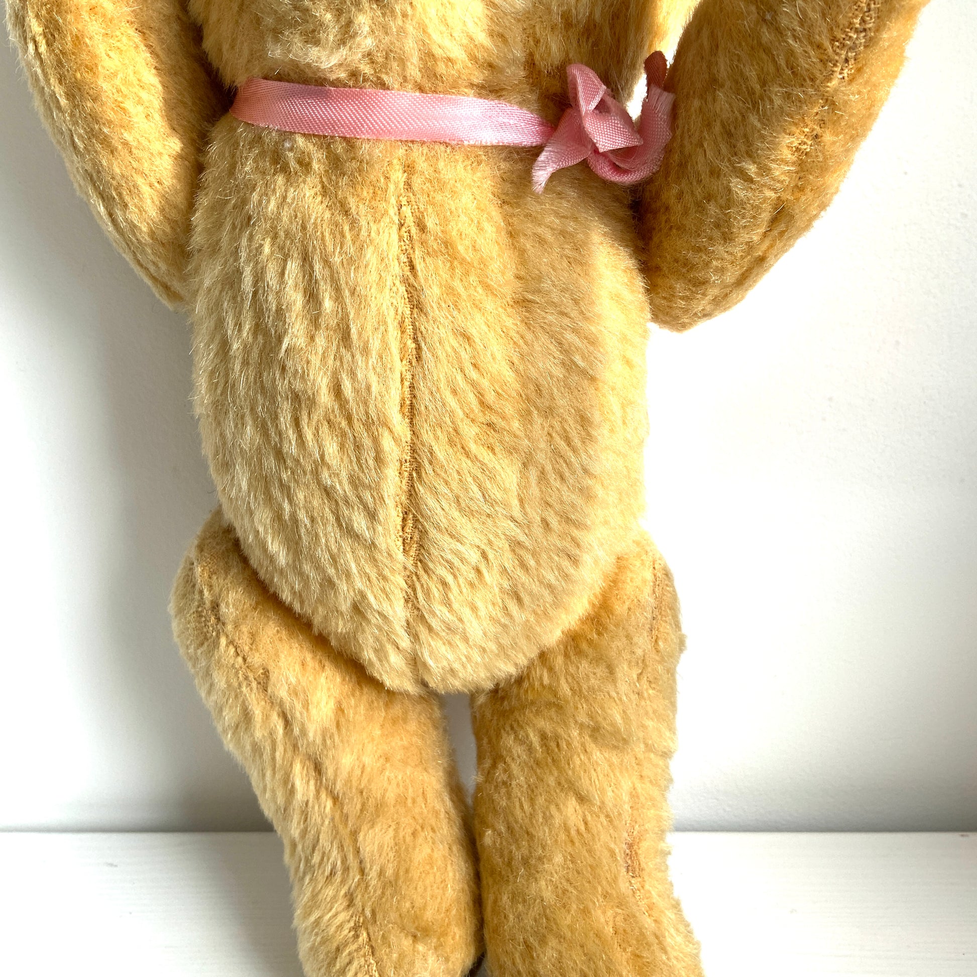 A charming teddy from the 1950s with the sweetest, innocent expression — made by Wendy Boston. あどけない表情が魅力的な、1950年代頃のウェンディ・ボストンのテディベアです。