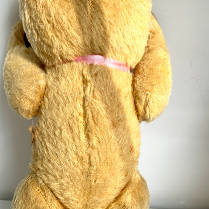 A charming teddy from the 1950s with the sweetest, innocent expression — made by Wendy Boston. あどけない表情が魅力的な、1950年代頃のウェンディ・ボストンのテディベアです。