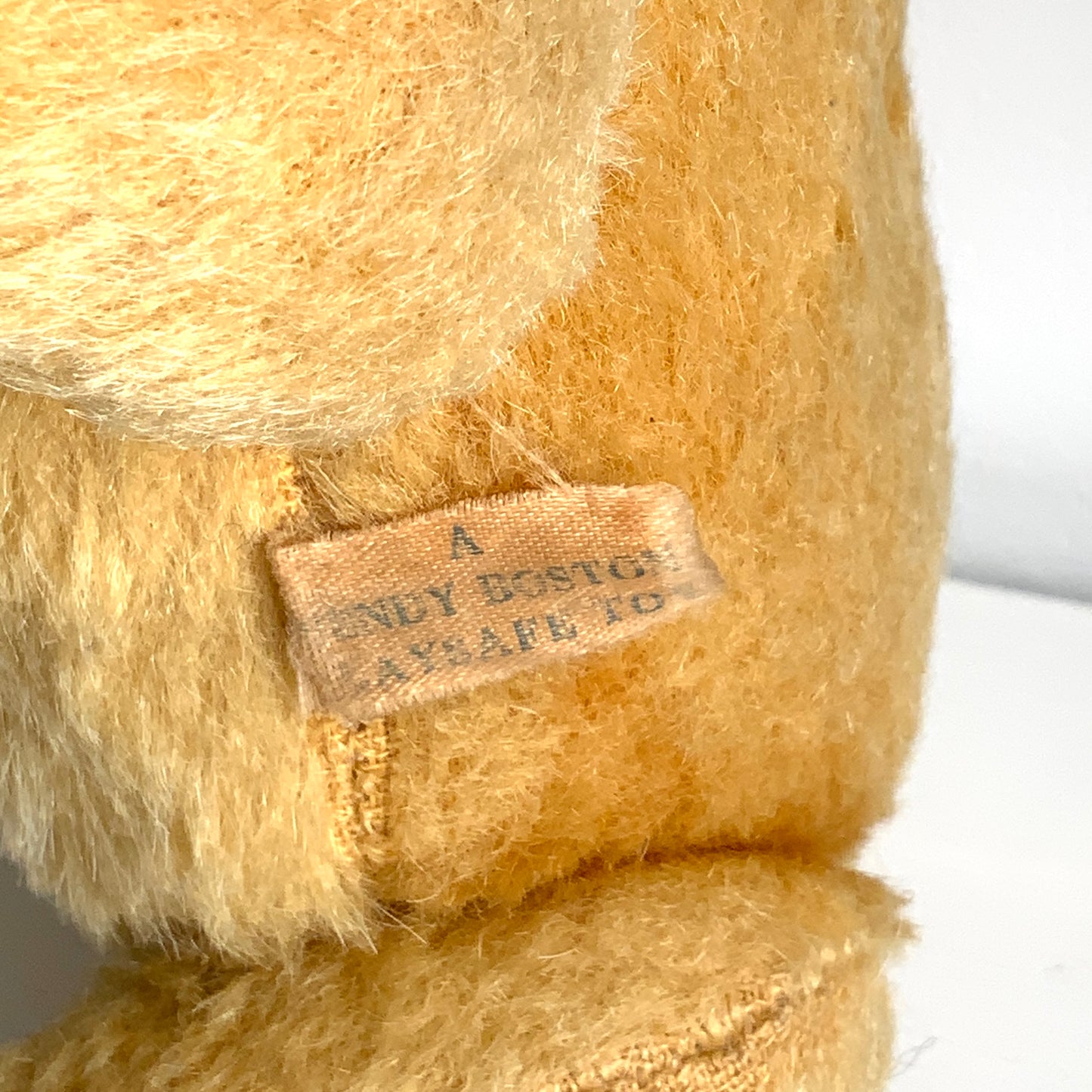 A charming teddy from the 1950s with the sweetest, innocent expression — made by Wendy Boston. あどけない表情が魅力的な、1950年代頃のウェンディ・ボストンのテディベアです。