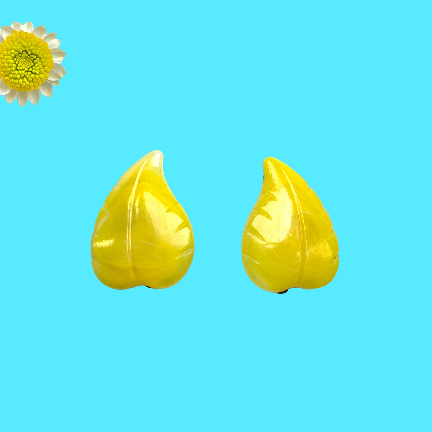 Bright yellow leaf clip-on earrings with a beautifully simple vintage design. 鮮やかなイエローのリーフモチーフのクリップイヤリング。 