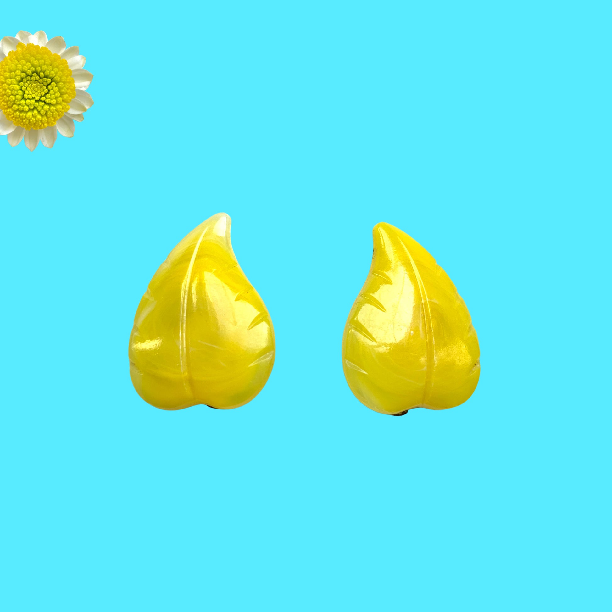 Bright yellow leaf clip-on earrings with a beautifully simple vintage design. 鮮やかなイエローのリーフモチーフのクリップイヤリング。 