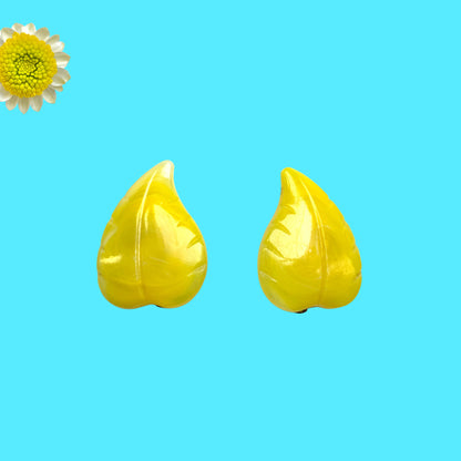 Bright yellow leaf clip-on earrings with a beautifully simple vintage design. 鮮やかなイエローのリーフモチーフのクリップイヤリング。 