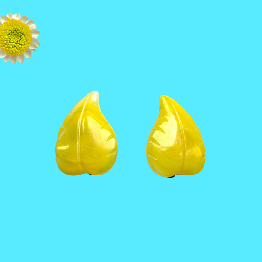 Bright yellow leaf clip-on earrings with a beautifully simple vintage design. 鮮やかなイエローのリーフモチーフのクリップイヤリング。 