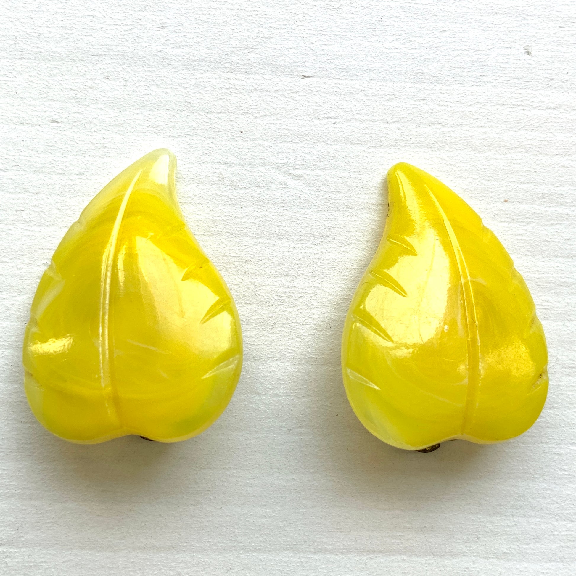 Bright yellow leaf clip-on earrings with a beautifully simple vintage design. 鮮やかなイエローのリーフモチーフのクリップイヤリング。 