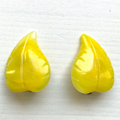 Bright yellow leaf clip-on earrings with a beautifully simple vintage design. 鮮やかなイエローのリーフモチーフのクリップイヤリング。 