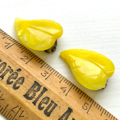 Bright yellow leaf clip-on earrings with a beautifully simple vintage design. 鮮やかなイエローのリーフモチーフのクリップイヤリング。 