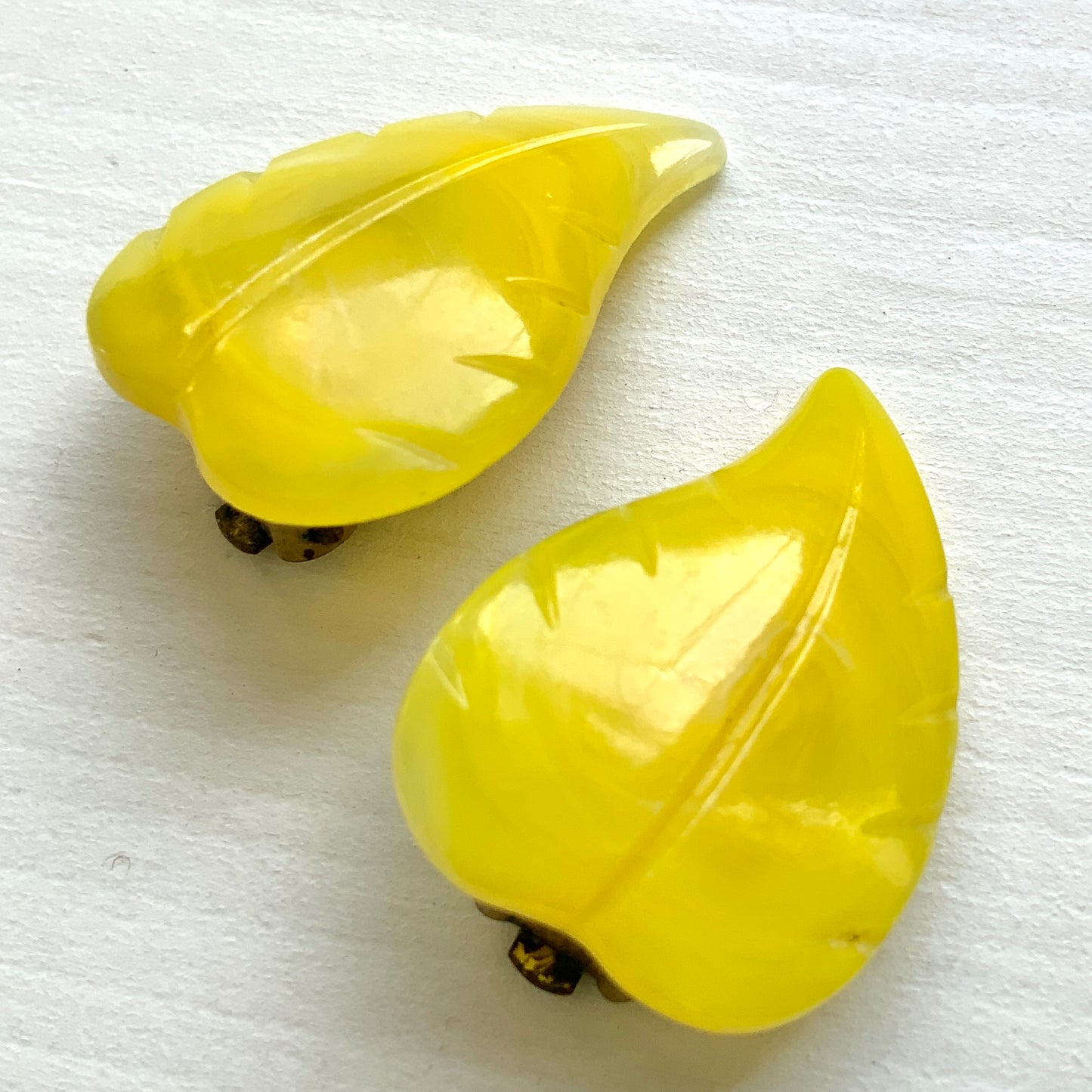 Bright yellow leaf clip-on earrings with a beautifully simple vintage design. 鮮やかなイエローのリーフモチーフのクリップイヤリング。 