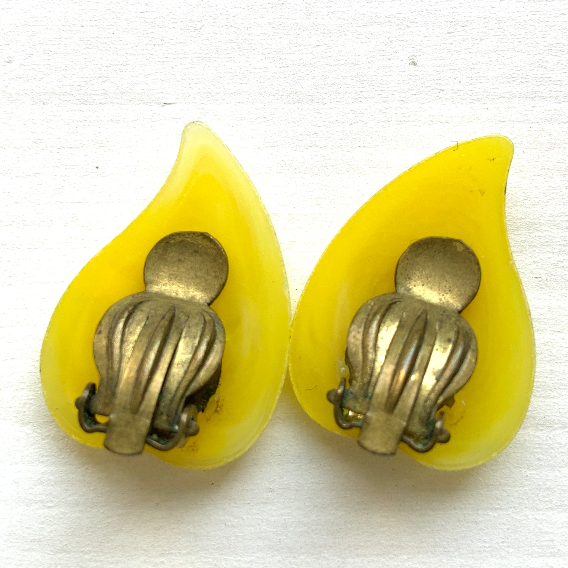 Bright yellow leaf clip-on earrings with a beautifully simple vintage design. 鮮やかなイエローのリーフモチーフのクリップイヤリング。 