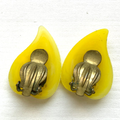 Bright yellow leaf clip-on earrings with a beautifully simple vintage design. 鮮やかなイエローのリーフモチーフのクリップイヤリング。 
