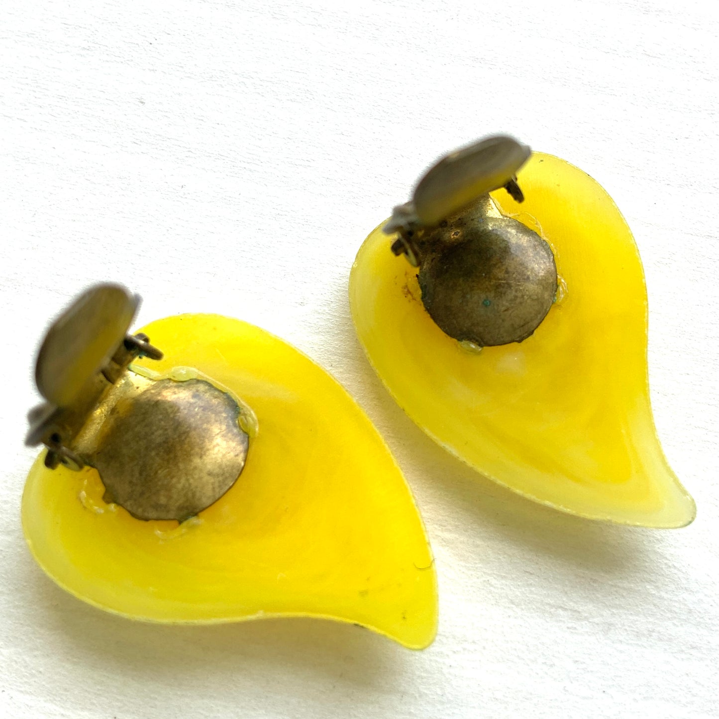 Bright yellow leaf clip-on earrings with a beautifully simple vintage design. 鮮やかなイエローのリーフモチーフのクリップイヤリング。 
