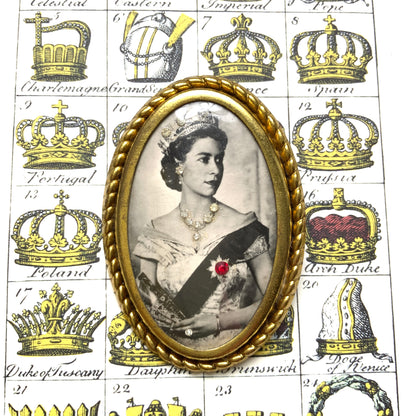 A portrait brooch commemorating the coronation of Queen Elizabeth II. エリザベス女王の戴冠記念のポートレイトブローチ。