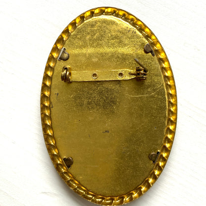 A portrait brooch commemorating the coronation of Queen Elizabeth II. エリザベス女王の戴冠記念のポートレイトブローチ。