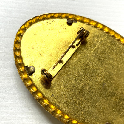 A portrait brooch commemorating the coronation of Queen Elizabeth II. エリザベス女王の戴冠記念のポートレイトブローチ。