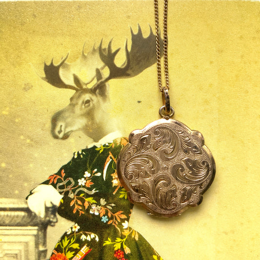 A rolled gold locket by Andreas Daub, beautifully decorated with an elegant foliate pattern. T 美しい植物模様が施された、アンドレアス・ダウブによるロールドゴールドのロケット。 