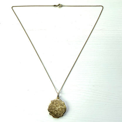 A rolled gold locket by Andreas Daub, beautifully decorated with an elegant foliate pattern. T 美しい植物模様が施された、アンドレアス・ダウブによるロールドゴールドのロケット。 