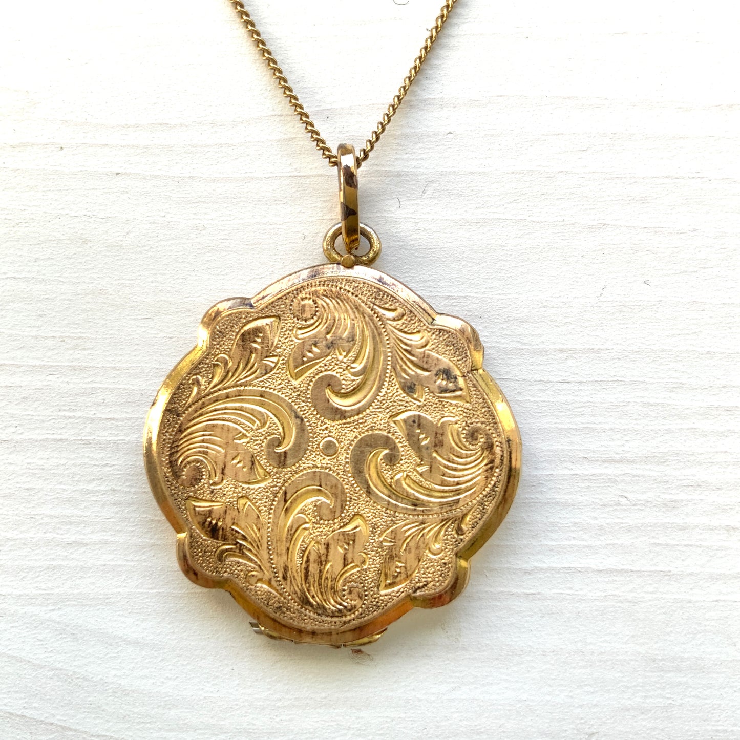 A rolled gold locket by Andreas Daub, beautifully decorated with an elegant foliate pattern. T 美しい植物模様が施された、アンドレアス・ダウブによるロールドゴールドのロケット。 