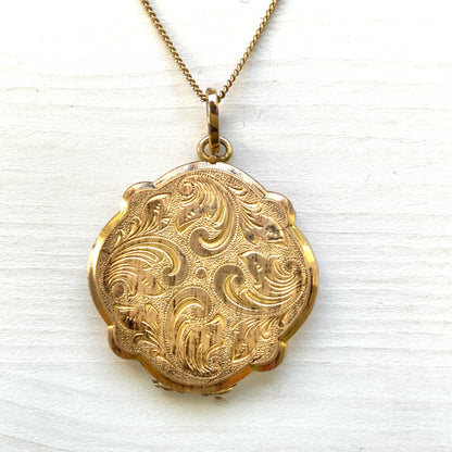 A rolled gold locket by Andreas Daub, beautifully decorated with an elegant foliate pattern. T 美しい植物模様が施された、アンドレアス・ダウブによるロールドゴールドのロケット。 