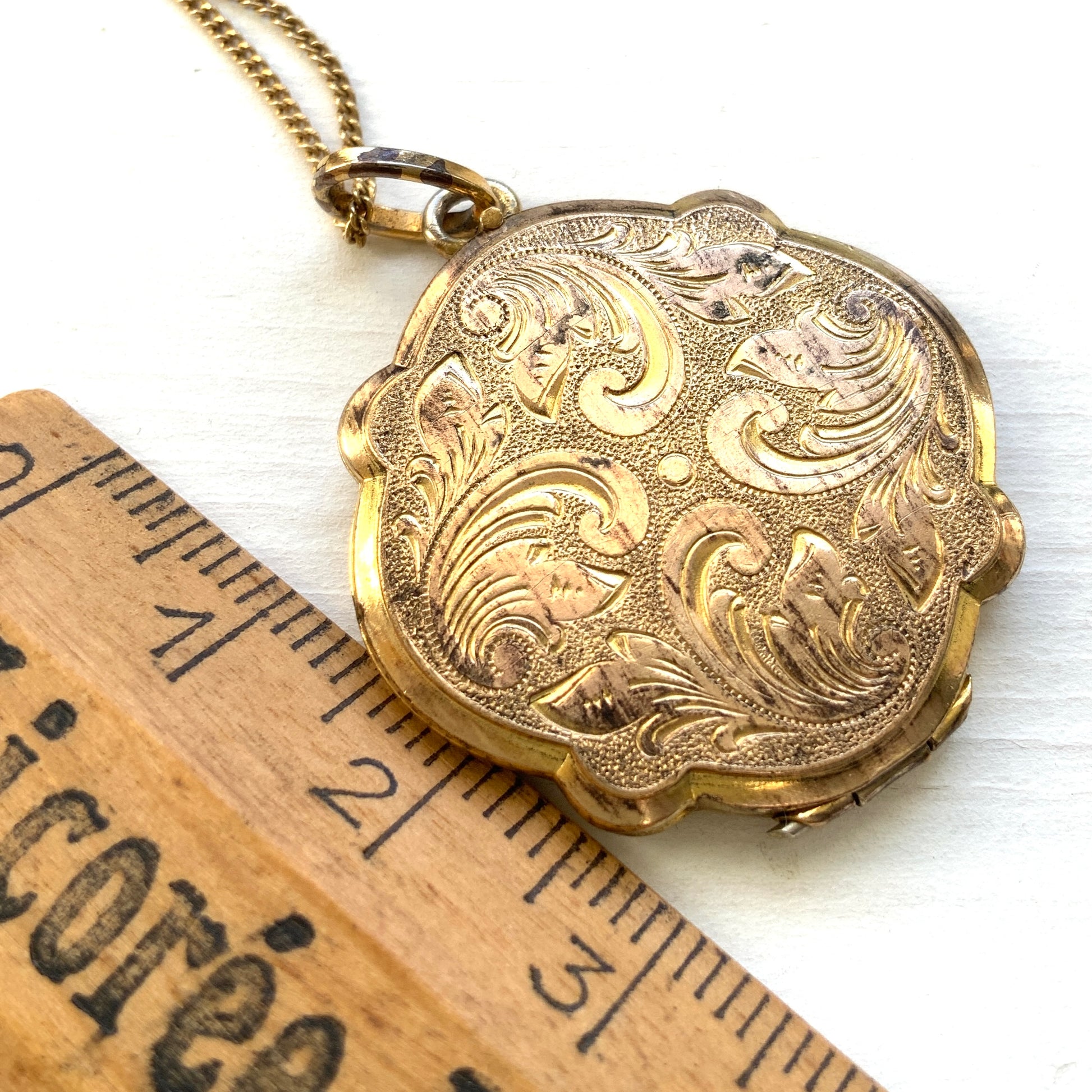 A rolled gold locket by Andreas Daub, beautifully decorated with an elegant foliate pattern. T 美しい植物模様が施された、アンドレアス・ダウブによるロールドゴールドのロケット。 