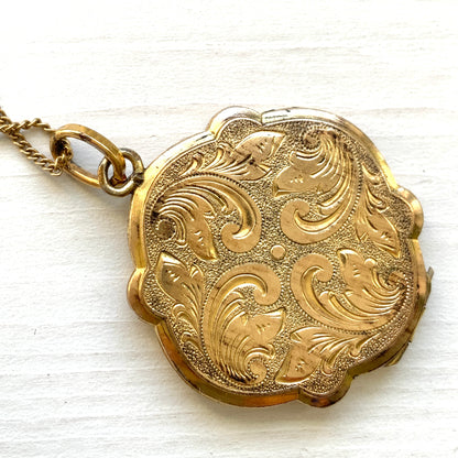 A rolled gold locket by Andreas Daub, beautifully decorated with an elegant foliate pattern. T 美しい植物模様が施された、アンドレアス・ダウブによるロールドゴールドのロケット。 
