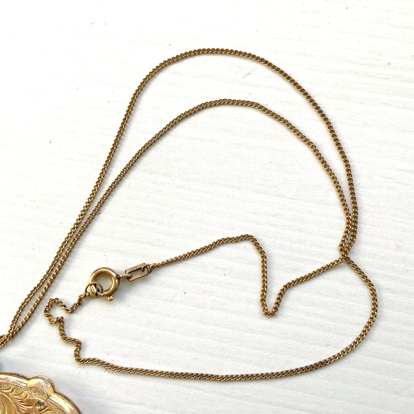 A rolled gold locket by Andreas Daub, beautifully decorated with an elegant foliate pattern. T 美しい植物模様が施された、アンドレアス・ダウブによるロールドゴールドのロケット。 