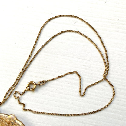 A rolled gold locket by Andreas Daub, beautifully decorated with an elegant foliate pattern. T 美しい植物模様が施された、アンドレアス・ダウブによるロールドゴールドのロケット。 