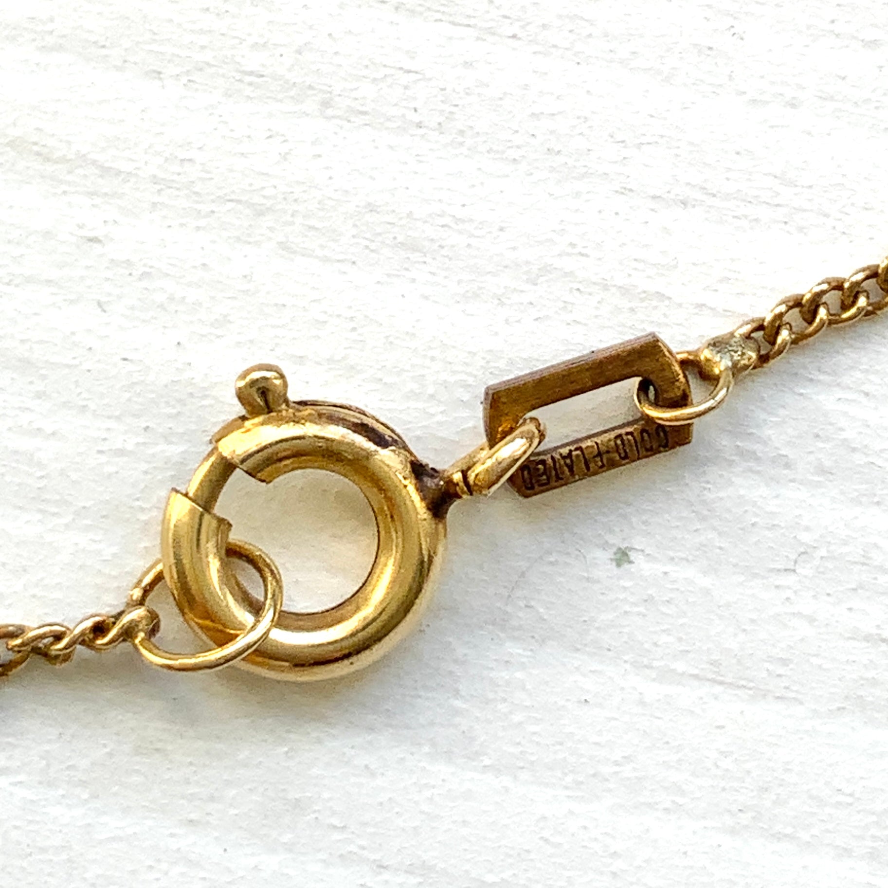 A rolled gold locket by Andreas Daub, beautifully decorated with an elegant foliate pattern. T 美しい植物模様が施された、アンドレアス・ダウブによるロールドゴールドのロケット。 