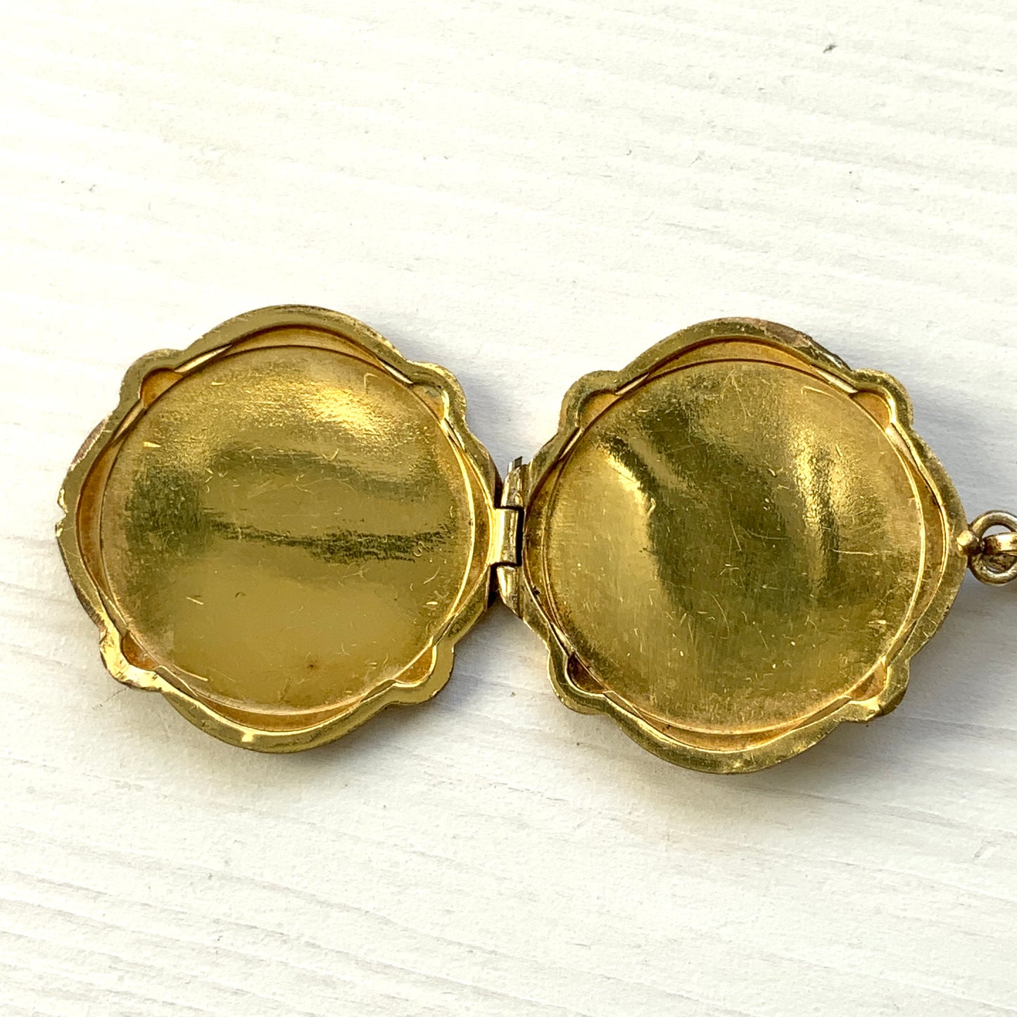 A rolled gold locket by Andreas Daub, beautifully decorated with an elegant foliate pattern. T 美しい植物模様が施された、アンドレアス・ダウブによるロールドゴールドのロケット。 