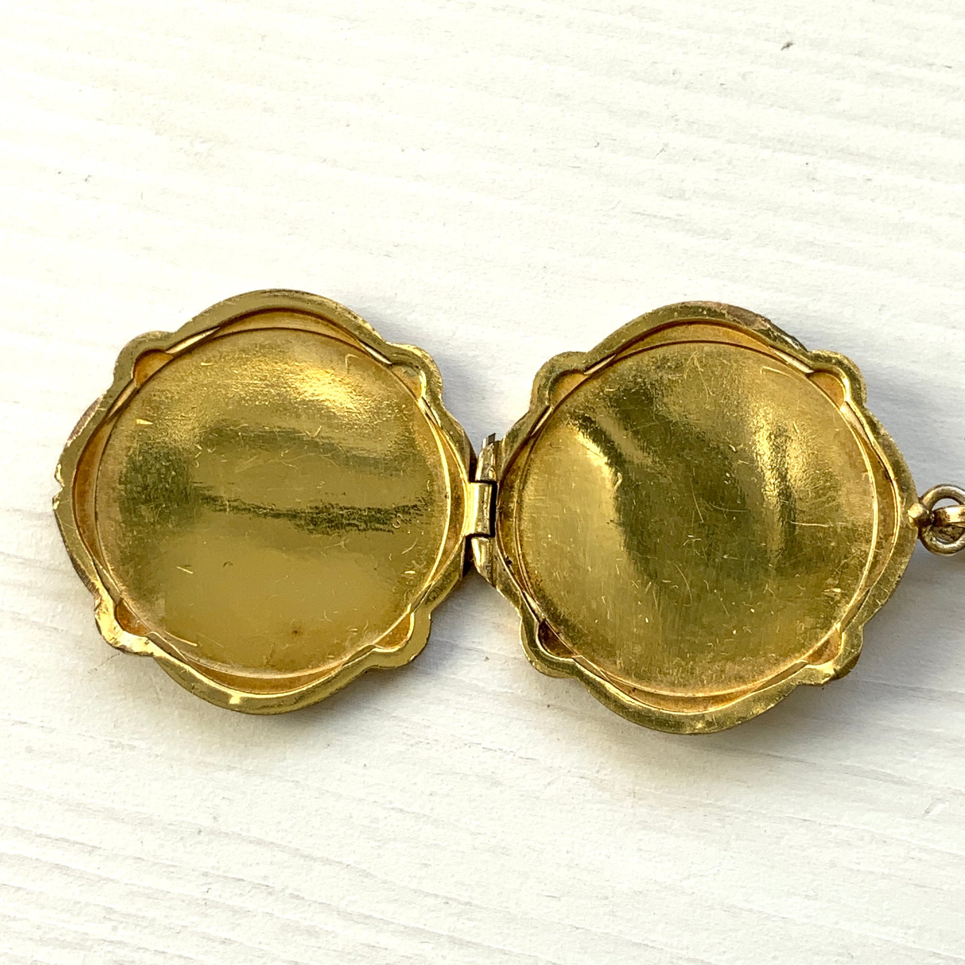 A rolled gold locket by Andreas Daub, beautifully decorated with an elegant foliate pattern. T 美しい植物模様が施された、アンドレアス・ダウブによるロールドゴールドのロケット。 