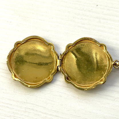 A rolled gold locket by Andreas Daub, beautifully decorated with an elegant foliate pattern. T 美しい植物模様が施された、アンドレアス・ダウブによるロールドゴールドのロケット。 