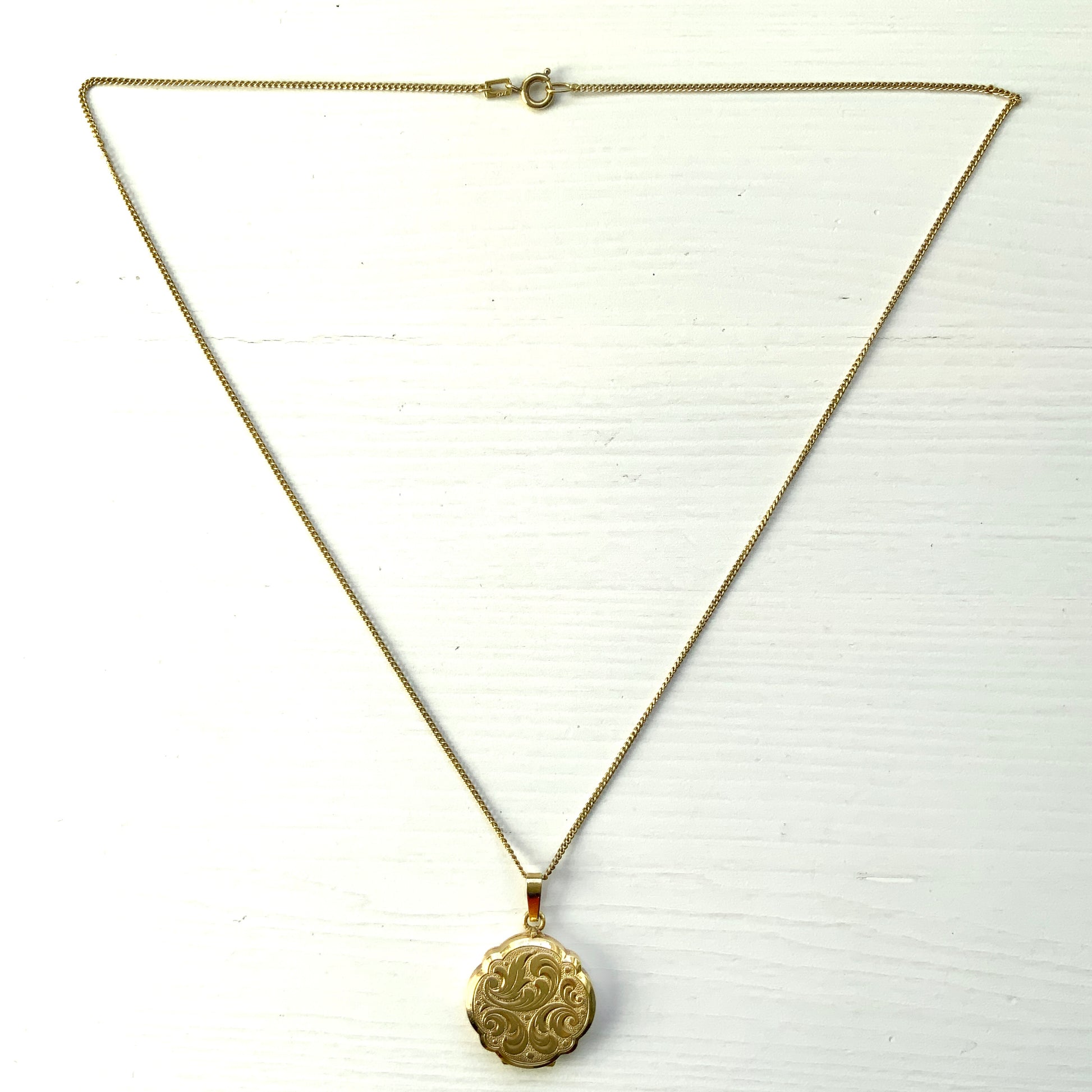 A rolled gold locket by Andreas Daub, beautifully decorated with an elegant foliate pattern. 美しい植物模様が施された、アンドレアス・ダウブによるロールドゴールドのロケット。