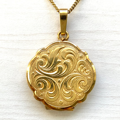 A rolled gold locket by Andreas Daub, beautifully decorated with an elegant foliate pattern. 美しい植物模様が施された、アンドレアス・ダウブによるロールドゴールドのロケット。