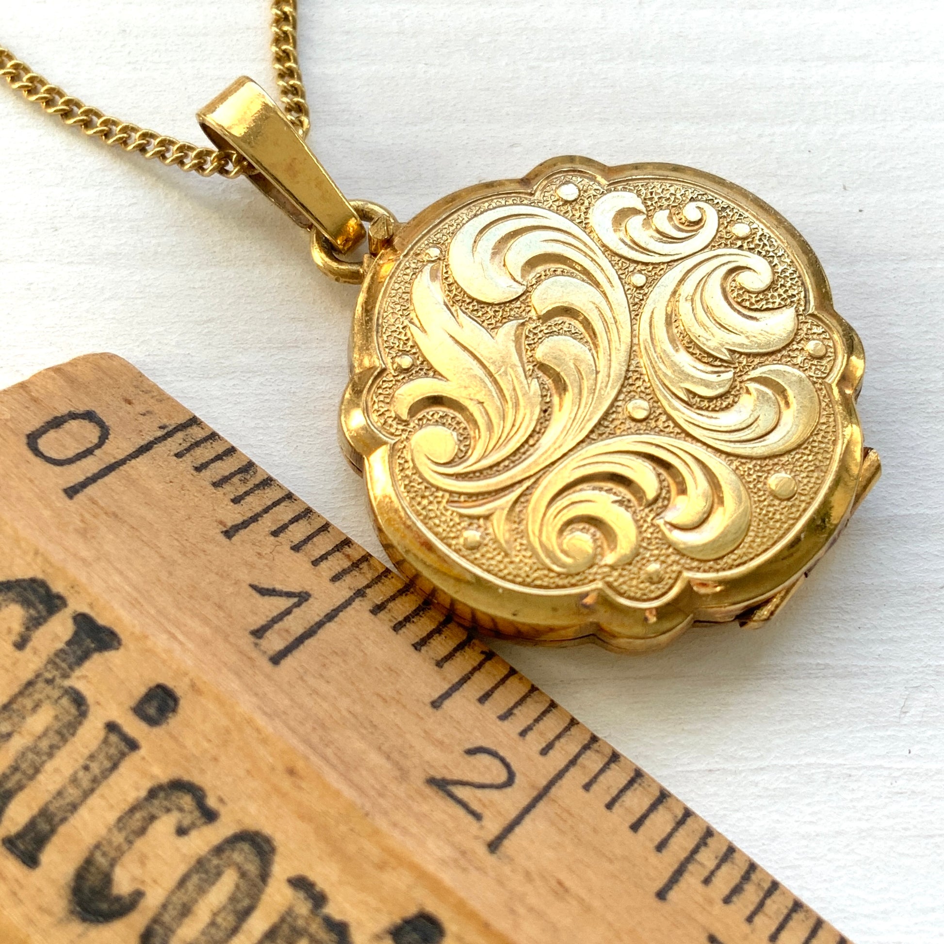 A rolled gold locket by Andreas Daub, beautifully decorated with an elegant foliate pattern. 美しい植物模様が施された、アンドレアス・ダウブによるロールドゴールドのロケット。