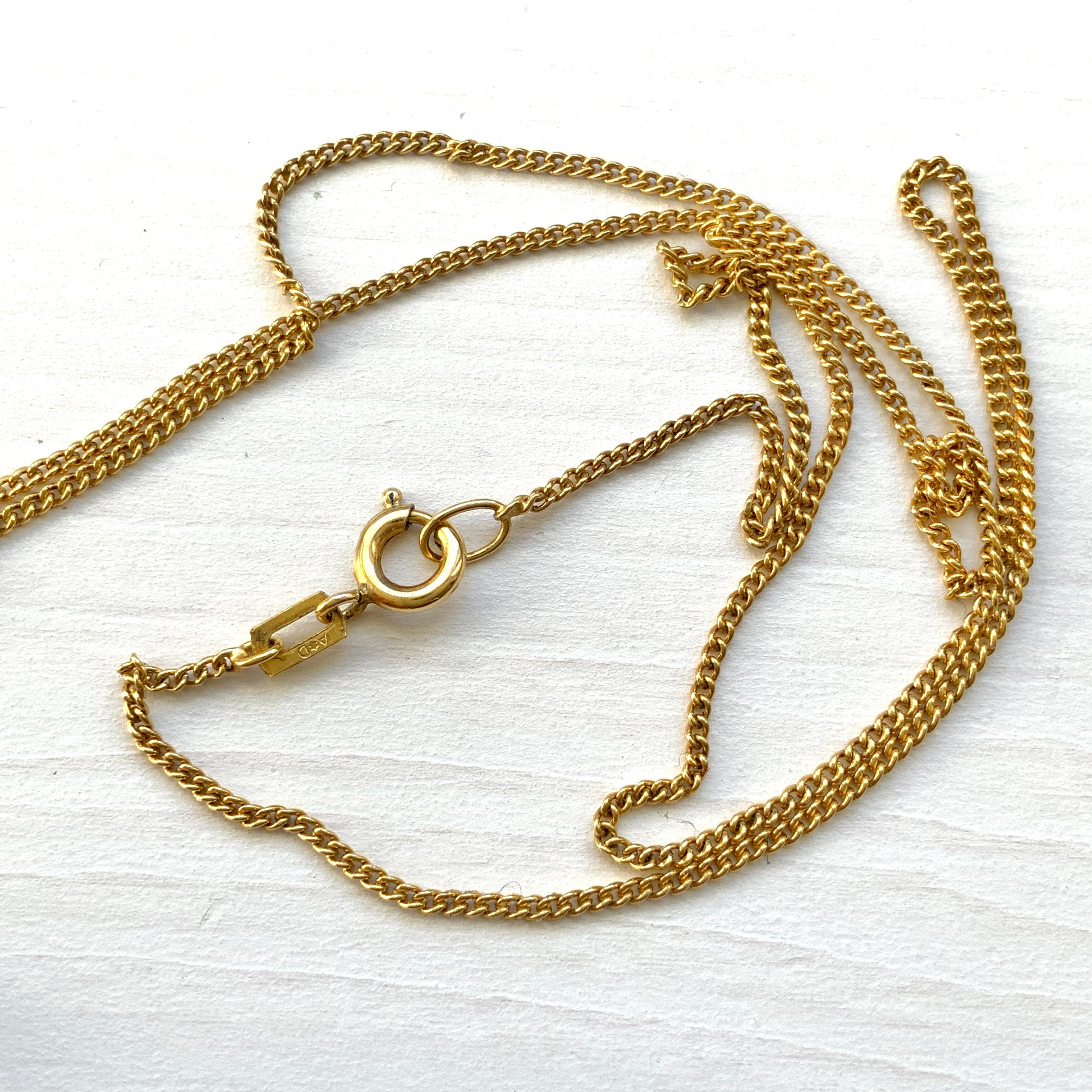 A rolled gold locket by Andreas Daub, beautifully decorated with an elegant foliate pattern. 美しい植物模様が施された、アンドレアス・ダウブによるロールドゴールドのロケット。