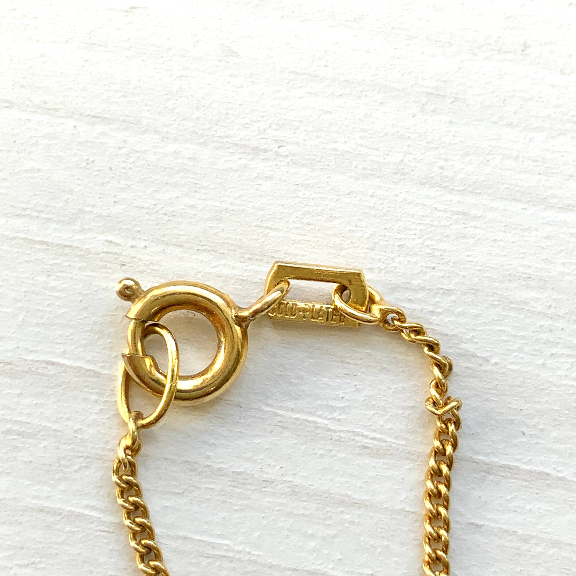 A rolled gold locket by Andreas Daub, beautifully decorated with an elegant foliate pattern. 美しい植物模様が施された、アンドレアス・ダウブによるロールドゴールドのロケット。