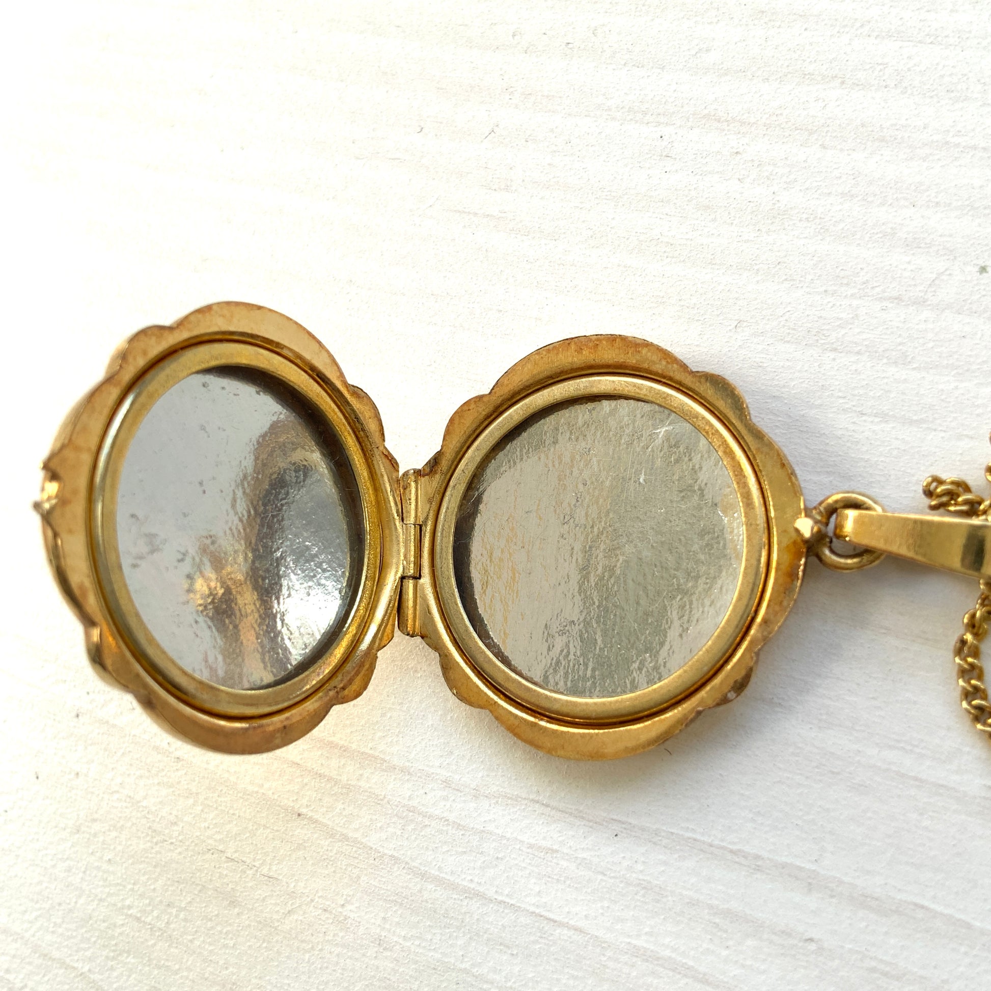 A rolled gold locket by Andreas Daub, beautifully decorated with an elegant foliate pattern. 美しい植物模様が施された、アンドレアス・ダウブによるロールドゴールドのロケット。