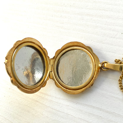 A rolled gold locket by Andreas Daub, beautifully decorated with an elegant foliate pattern. 美しい植物模様が施された、アンドレアス・ダウブによるロールドゴールドのロケット。
