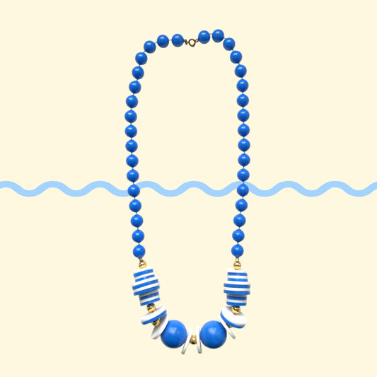 A refreshing 1960s plastic bead necklace in vibrant blue and white.  鮮やかなブルーとホワイトの組み合わせが爽やかな、1960年代のプラスチックビーズネックレス。