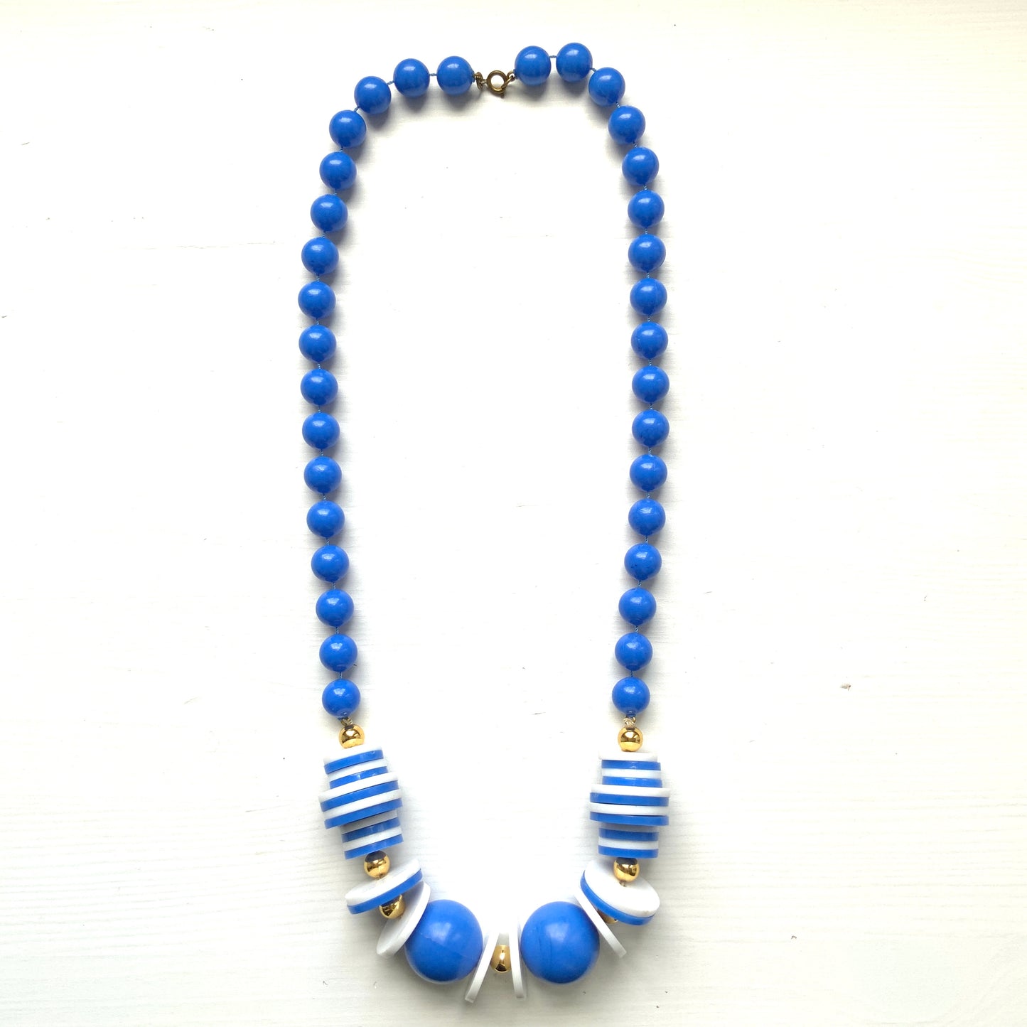 A refreshing 1960s plastic bead necklace in vibrant blue and white.  鮮やかなブルーとホワイトの組み合わせが爽やかな、1960年代のプラスチックビーズネックレス。