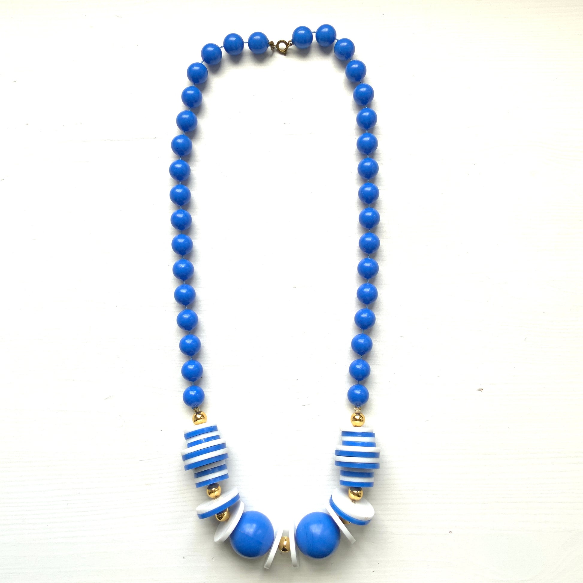 A refreshing 1960s plastic bead necklace in vibrant blue and white.  鮮やかなブルーとホワイトの組み合わせが爽やかな、1960年代のプラスチックビーズネックレス。