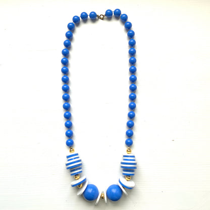 A refreshing 1960s plastic bead necklace in vibrant blue and white.  鮮やかなブルーとホワイトの組み合わせが爽やかな、1960年代のプラスチックビーズネックレス。