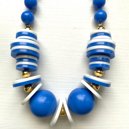 A refreshing 1960s plastic bead necklace in vibrant blue and white.  鮮やかなブルーとホワイトの組み合わせが爽やかな、1960年代のプラスチックビーズネックレス。