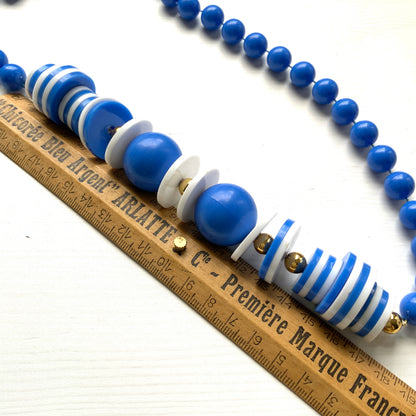 A refreshing 1960s plastic bead necklace in vibrant blue and white.  鮮やかなブルーとホワイトの組み合わせが爽やかな、1960年代のプラスチックビーズネックレス。